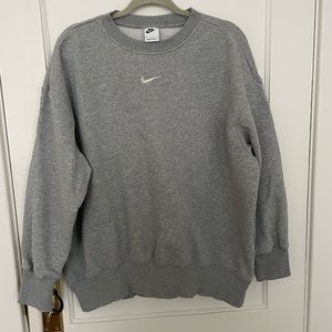 • 29" length size M
• Crewneck
• Ribbed cuffs & hem
• 80% cotton, 20% polyester